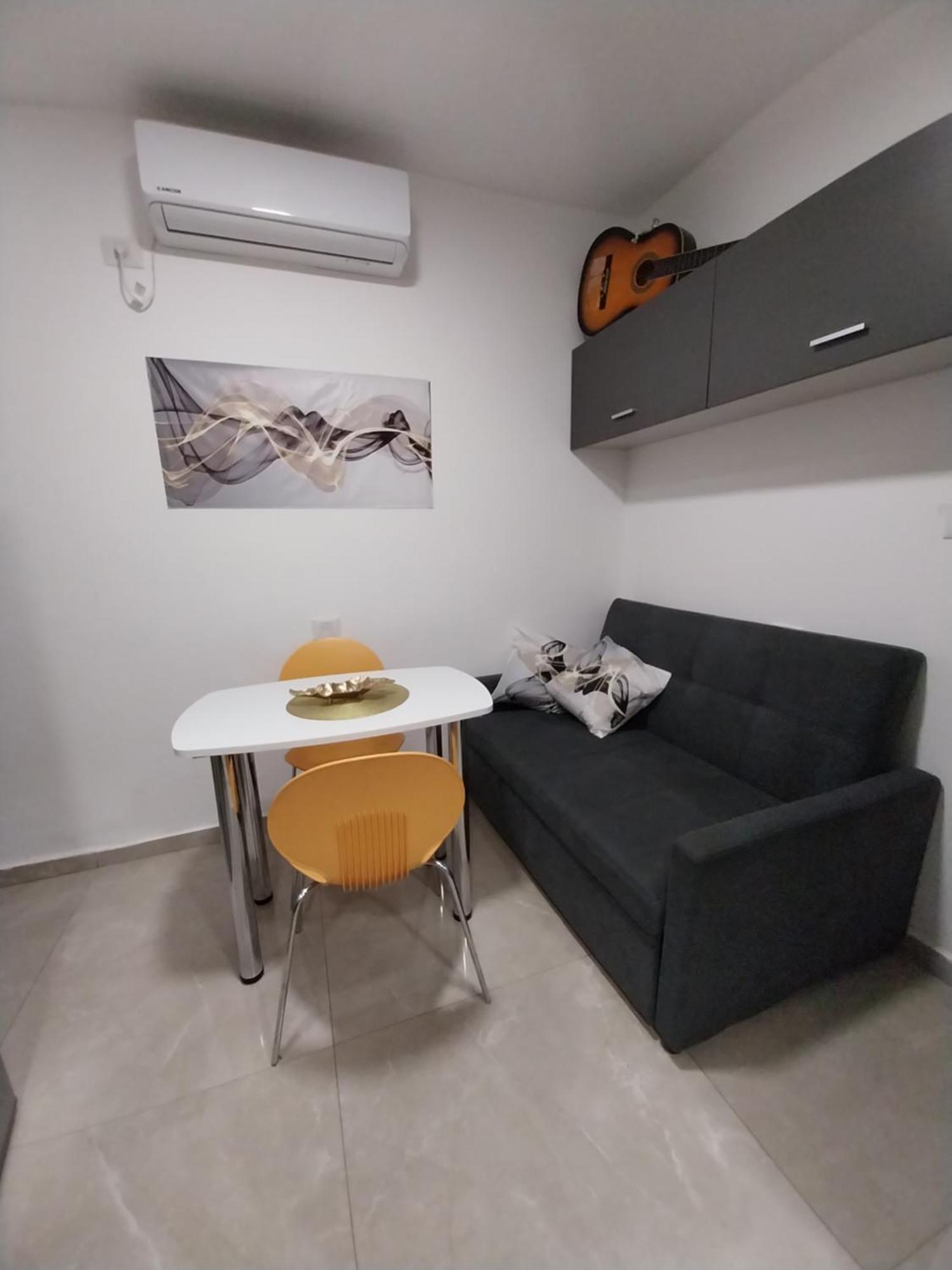 Apartamento שירת דבורה בבני ברק Giv'at Shemu'el Exterior foto